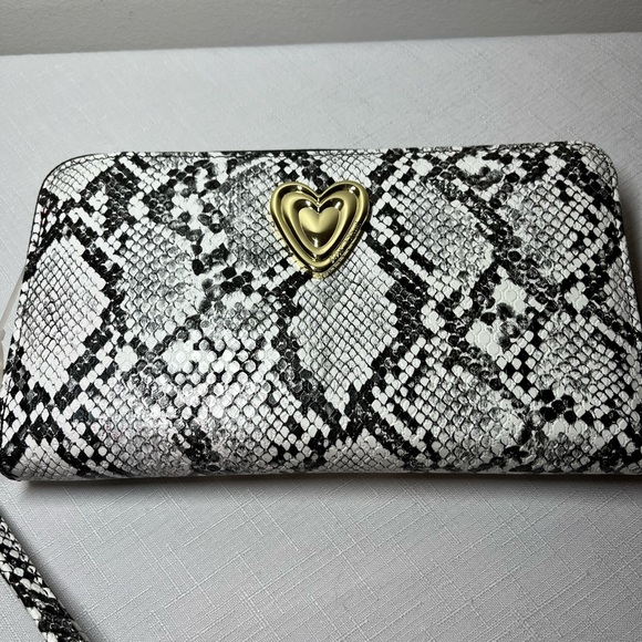 New Betsey Johnson Black and White Snake Print Wristlet Wallet. Card slots - Picture 5 of 7